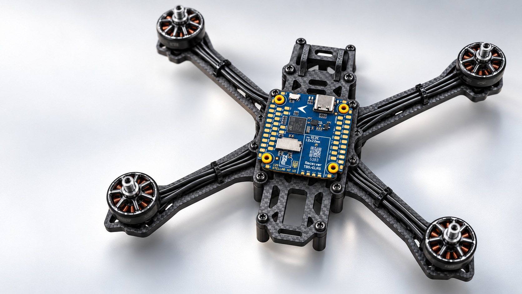 FPV-дрон на чотирипроменевій рамі з платою StingBee на жовтих демпферах